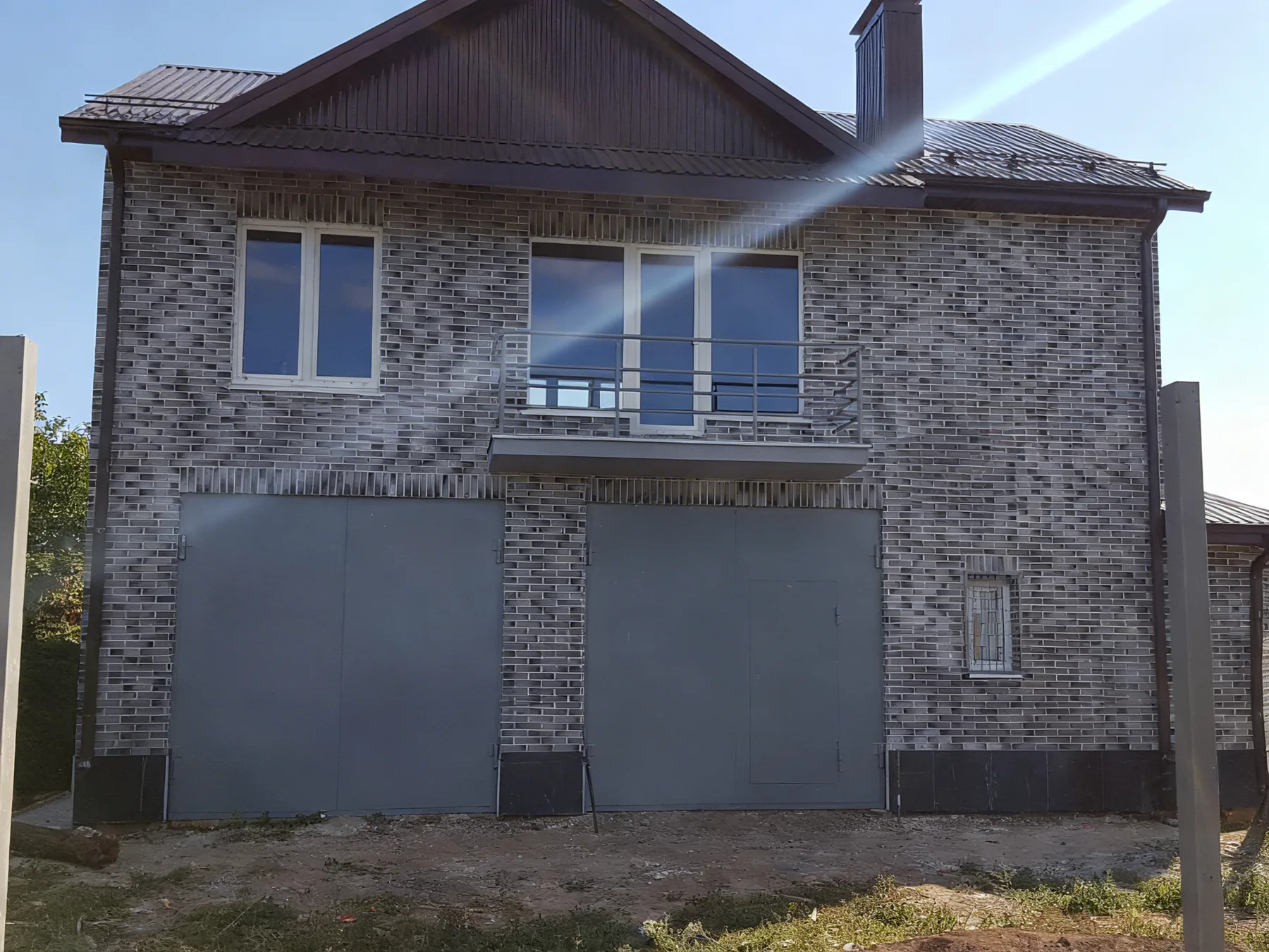 Сдержанный серый фасад